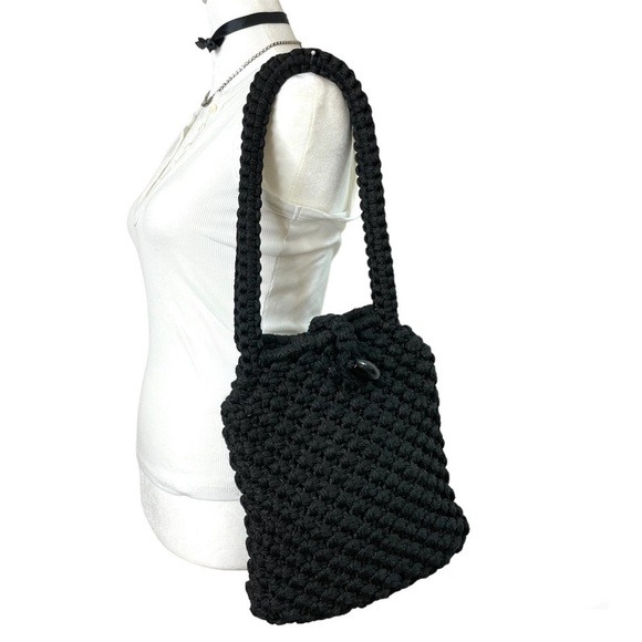 Vintage 90s/Y2K black macramé crochet purse with wooden bead closure - Picture 4 of 17